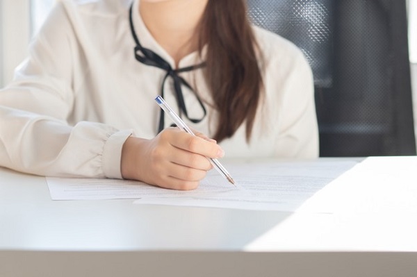 Працівника вперше приймають на роботу: чи потрібна трудова книжка з 10.06.2021 трудовий договір