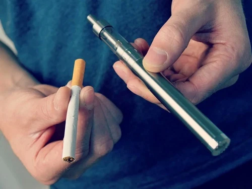 Рада посилила відповідальність і заборонила продаж е-сигарет неповнолітнім Рада посилила відповідальність і заборонила продаж е-сигарет неповнолітнім