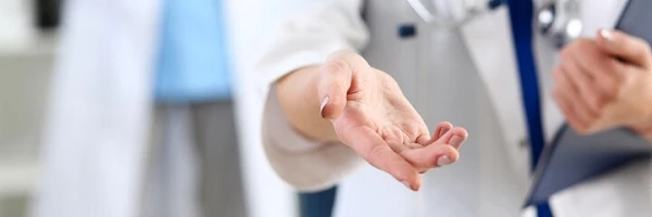 Посадовий оклад керівника ЗОЗ з 1 січня 2022 року не перевищуватиме розмір середньої зарплати медпрацівників більш як на 60% Посадовий оклад керівника ЗОЗ з 1 січня 2022 року не перевищуватиме розмір середньої зарплати медпрацівників більш як на 60%