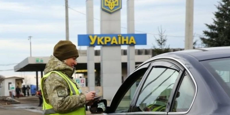 Для водіїв гуманітарних вантажів розроблять новий механізм виїзду за кордон