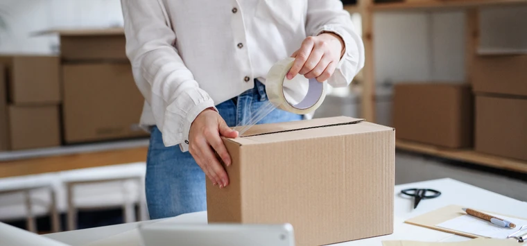 Усі посилки з-за кордону вартістю до 150 євро оподатковуватимуть: готують законопроєкт