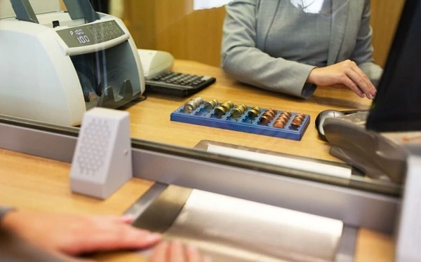 Зараховуєте готівку на рахунок отримувача через касу банку: чи діє обмеження